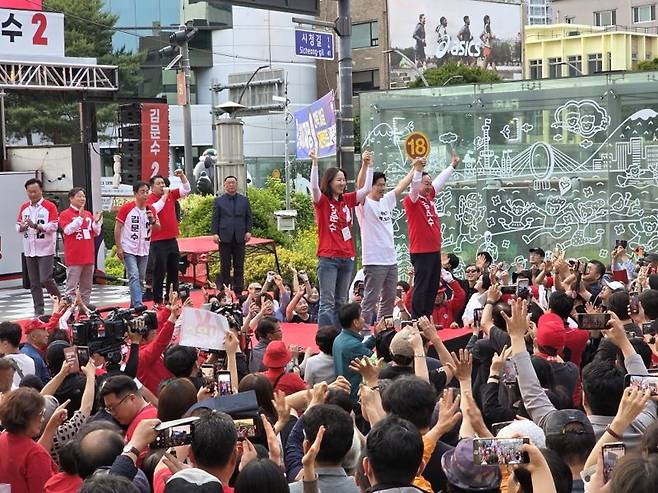 국민의힘 김문수 대선 후보가 30일 춘천 유세에서 한기호 국회의원, 김혜란 춘천·철원·화천·양구갑 당협위원장과 함께 지지를 호소하고 있다. 사진=김기섭 기자