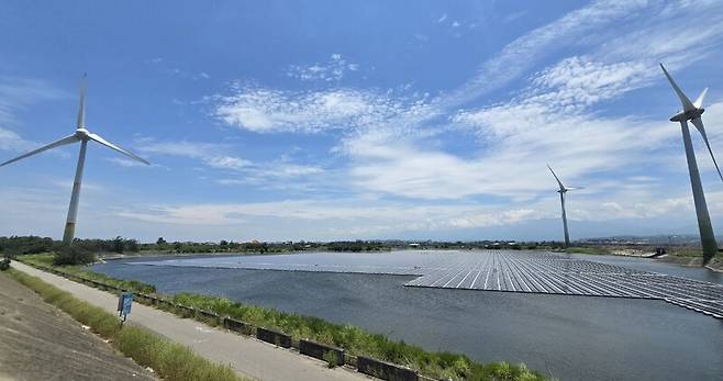 대만 먀오리현의 허우룽 저수지에 수상 태양광 패널과 풍력발전기가 설치돼 있다. 옥기원 기자 ok@hani.co.kr