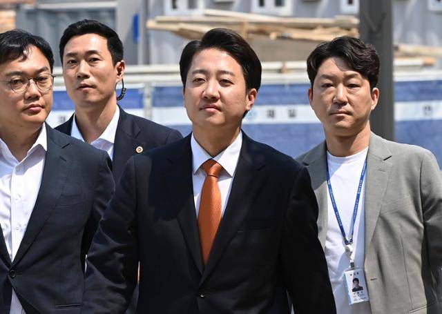 이준석 개혁신당 대선 후보가 29일 오전 경기 화성시 동탄9동 행정복지센터에 마련된 사전투표소에로 향하고 있다. 화성=뉴시스