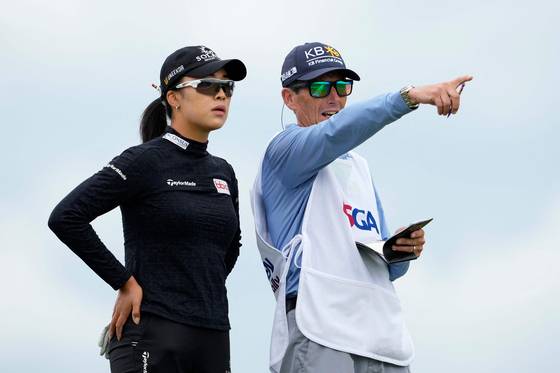 US오픈 1라운드 14번 홀 티잉그라운드에서 콜린 칸이 윤이나에게 공략 방향을 설명하고 있다. 윤이나는 이 홀에서 이글을 했다. AFP=연합뉴스