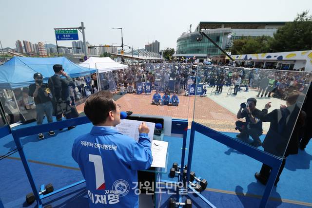 ▲ 이재명 더불어민주당 대선후보가 30일 강원도 춘천역광장에서 열린 유세에서 연설하고 있다. 방도겸 기자(공동취재)