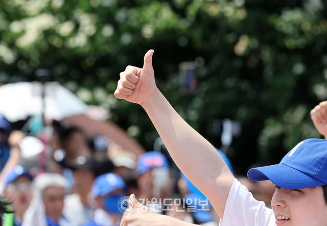 ▲ 이재명 더불어민주당 대선후보 유세단이 30일 강원도 춘천역광장에서 열린 유세에서 기호1번을 손으로 그리고 있다. 방도겸 기자(공동취재)