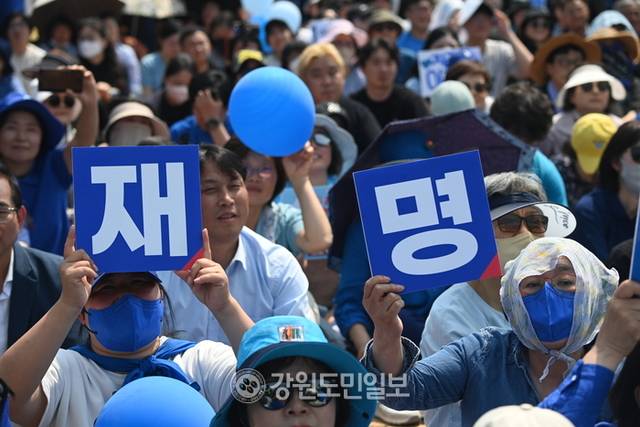 ▲ 30일 이재명 더불어민주당 대선후보의 집중유세가 열린 춘천역 광장에서 지지자들과 시민들이 이 후보의 연설에 집중하고 있다. 방도겸 기자