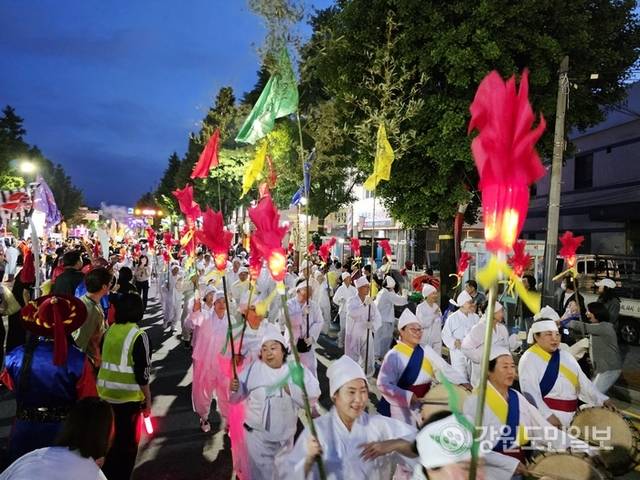 ▲ 강릉 단오제 신통대길 길놀이 참가팀들이 퍼포먼스를 펼치고 있다. 황선우 기자