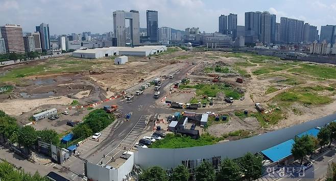 용산 국제업무지구가 들어설 코레일 철도정비창 부지(가운데)와 정비창 전면 1구역 재개발 단지(오른쪽) 모습. 사진=김범준 기자