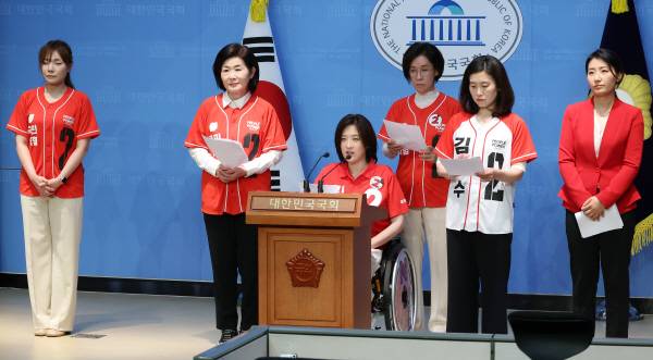 국민의힘 중앙선대위 여성본부 소속 의원들이 30일 서울 여의도 국회 소통관에서 기자회견을 열고 유시민 작가가 한 유튜브에서 국민의힘 김문수 후보의 배우자 설난영 여사를 향해 “감당할 수 없는 자리, 남편과 균형이 안 맞는다, 발이 공중에 떠 있다, 제정신이 아니다. 등의 인격 모독성 망언을 쏟아냈다”며 규탄하고 있다. 연합뉴스