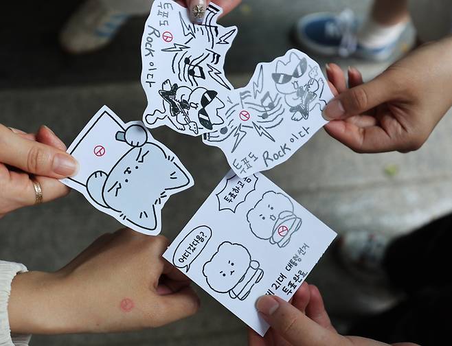 제21대 대통령선거 사전투표 이틀째인 30일 경기도 수원시 팔달구 수원시청 별관에 마련된 투표소에서 투표를 마친 유권자들이 다양한 투표 인증 용지들을 보여주고 있다. 연합뉴스