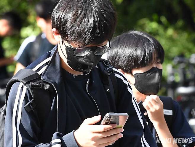 서울 송파구의 한 초등학교 앞에서 어린이들이 휴대전화를 보며 등교하고 있다. 쿠키뉴스 자료사진