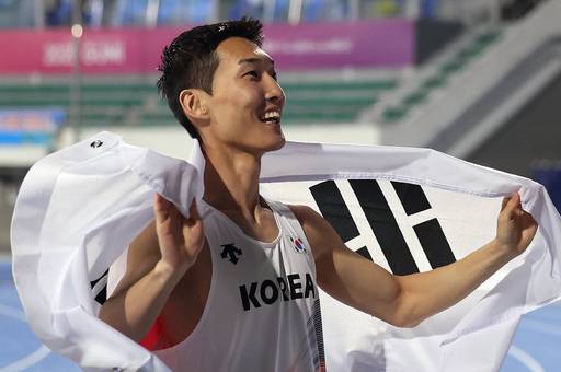 우상혁이 29일 오후 경북 구미시민운동장에서 열린 2025 구미아시아육상선수권대회 높이뛰기 결선에서 2m29 기록으로 우승 확정 후 태극기를 두르고 기뻐하고 있다. 뉴시스