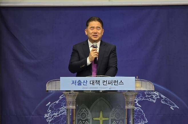 류명렬 목사(대전성시화운동본부 대표회장)가 27일 대전 디딤돌교회에서 열린 저출산 대책 콘퍼런스에서 말씀을 전하고 있다.