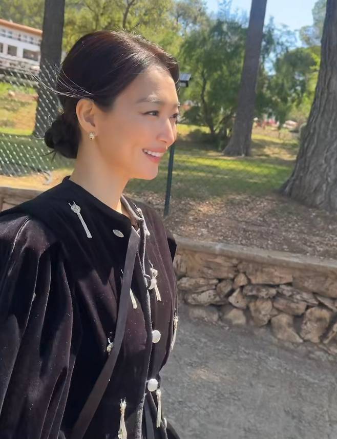 프랑스 남부로 보이는 유럽풍 로케이션에서 촬영된 사진과 영상을 공개했다. 사진=에이엠엔터테인먼트 제공