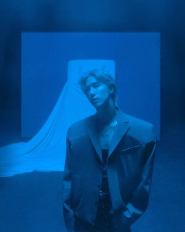 마크는 30일 오후 1시 차기 앨범의 선공개 싱글 ‘High As You(하이 애즈 유)’를 발매했다.