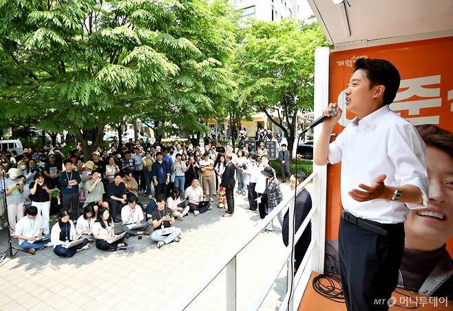 이준석 개혁신당 대통령 후보가 30일 오후 서울 마포구 경의선 숲길에서 유권자들에게 지지를 호소하고 있다. (공동취재) 2025.5.30/사진=뉴스1 /사진=(서울=뉴스1) 이승배 기자