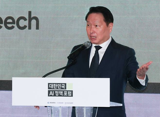 최태원 대한상공회의소 회장이 9일 서울 중구 롯데호텔 에서 열린 대한민국 AI정책 포럼에서 개회사를 하고 있다 /사진=뉴스1