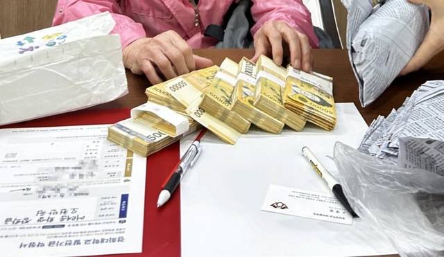 지난 27일 90대 어르신이 경희대를 찾아 신문지에 싼 5000만 원을 기부했다. 경희대 제공