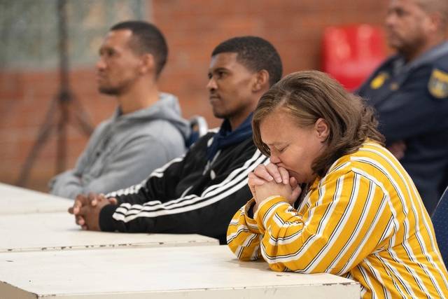 남아프리카공화국에서 6살 딸을 인신매매한 혐의로 종신형을 선고받은 엄마 켈리 스미스(오른쪽)와 그의 일당들이 29일 재판정에 출석해 자신들에 대한 선고를 기다리고 있는 모습. AFP 연합뉴스