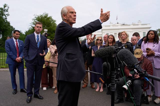 트럼프의 관세 책사 “바뀐 건 아무것도 없다” 피터 나바로(가운데) 백악관 무역 담당 고문이 29일 워싱턴DC 백악관 잔디밭에서 취재진에게 법원의 상호관세 판결과 관련해 “바뀐 것은 아무것도 없다”며 관세 정책 지속 의사를 밝히고 있다. AP 연합뉴스