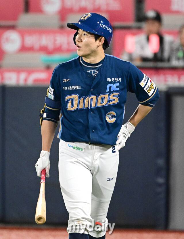 2025년 4월 9일 오후 경기도 수원KT위즈파크에서 진행된 '2025 신한 SOL뱅크 KBO 리그' NC 다이노스와 KT 위즈의 경기. NC 박민우가 8회초 선두타자로 나와 비디오 판독 끝에 투수 앞 땅볼 아웃으로 판정되자 아쉬워하고 있다./마이데일리