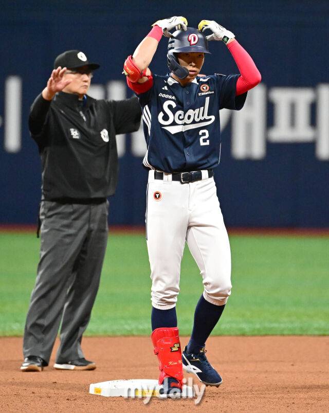 2025년 4월 22일 오후 서울 고척스카이돔에 진행된 '2025 신한 SOL뱅크 KBO 리그' 두산 베어스와 키움 히어로즈의 경기. 두산 김민석이 8회초 무사 2루서 1타점 2루타를 친 뒤 기뻐하고 있다./마이데일리