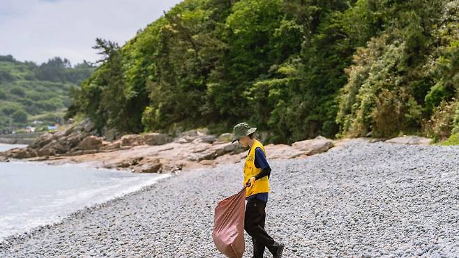 참가자 장선아 씨가 여수 손죽도에서 해양 쓰레기를 줍고 있다. 유익컴퍼니 제공