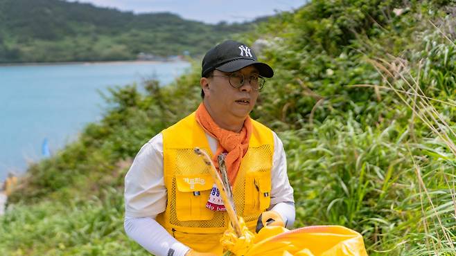 여수 손죽도에서 수거한 해양 쓰레기 포대를 들고 있는 참가자 최인철 씨. 유익컴퍼니 제공