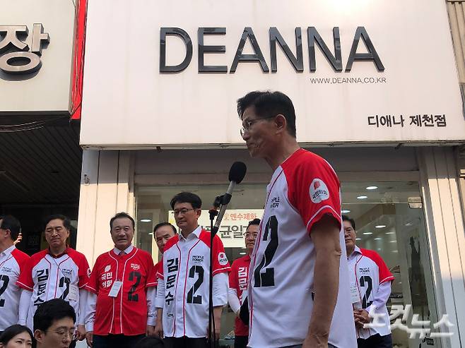 국민의힘 김문수 대선 후보가 30일 오후 충북 제천 유세를 마친 뒤 기자들과 만나 질문에 답하고 있다. 제천=이은지 기자