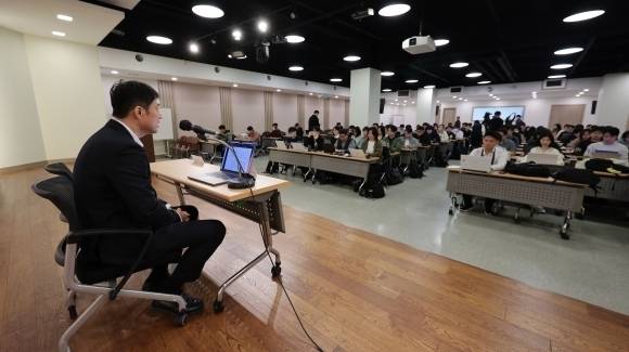 김석환 위믹스 PTE.LTD 대표가 3월 17일 경기도 성남 분당구 판교 한컴타워에서 열린 위믹스 가상화폐 해킹 피해 관련 긴급 간담회에서 발언하고 있다. 연합뉴스