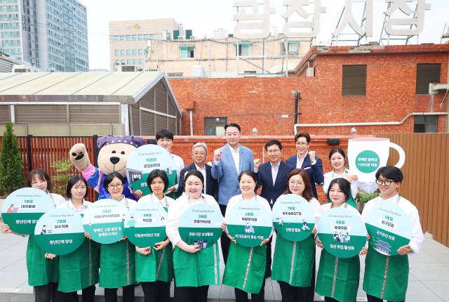 동반위와 스타벅스코리아, 광장시장상인총연합회, 광장주식회사 관계자 등이 28일 기념 촬영을 하고 있다. 사진 제공=동반위