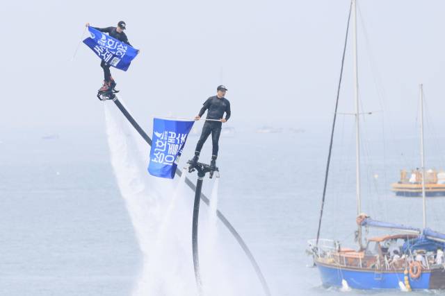 30일 전곡항에서 개막한 화성 뱃놀이축제에서 플라이보드 시연이 펼쳐지고 있다. 사진 제공 = 화성시