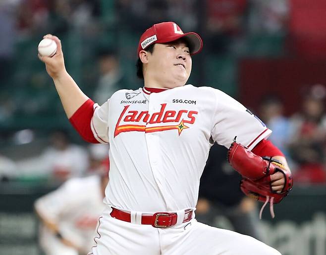 ▲ 이로운은 시즌 첫 27경기에서 27이닝을 던지며 평균자책점 0.67이라는 화려한 성적으로 시즌 출발을 알렸다 ⓒSSG랜더스