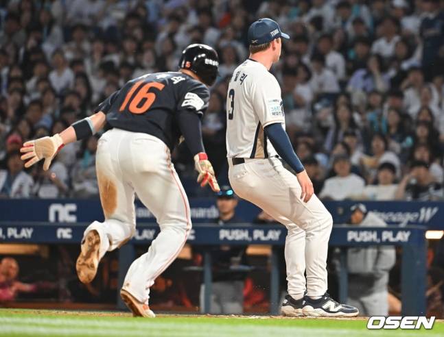 한화 하주석(왼쪽)이 30일 창원 NC전에서 5회 라일리의 폭투 때 홈으로 쇄도하고 있다.