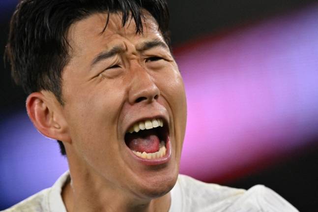 토트넘 소식통 투 더 레인 앤드 백은 30일(한국시간) 토트넘 홋스퍼가 사우디아라비아의 관심을 끌어 손흥민을 방출해 돈을 벌 준비를 하고 있다고 보도했다. 토트넘 주장 손흥민은 최근 사우디 프로리그 클럽들의 관심을 받고 있는데 매체는 이번 시즌 손흥민의 경기력이 떨어졌다는 점을 지적하면서 좋은 제안이 올 경우 손흥민을 현금화 하는 선택지를 고려해야 한다고 주장했다. 연합뉴스