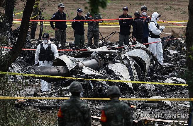 해군, 초계기 추락 현장 감식 (포항=연합뉴스) 윤관식 기자 = 30일 경북 포항시 동해면 해군 초계기 추락 현장에서 해군 관계자들이 현장 감식을 하고 있다. 2025.5.30 psik@yna.co.kr