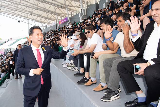 김장호 구미시장이 외국 관람객들에게 인사하고 있다. <구미시 제공>