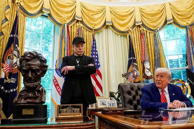 도널드 트럼프 미국 대통령과 일론 머스크 테슬라 최고경영자(CEO)가 미국 워싱턴DC 백악관의 오벌 오피스(대통령 집무실)에서 언론과 대화하고 있다. 2025.05.30 ⓒ 로이터=뉴스1 ⓒ News1 정지윤 기자