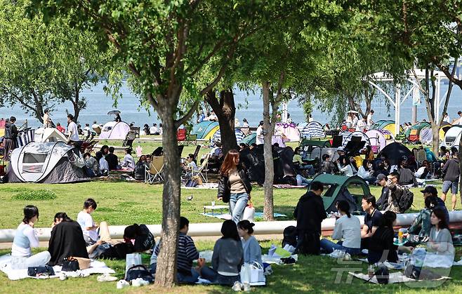 18일 서울 서초구 반포한강공원을 찾은 시민들이 휴일을 만끽하고 있다. 2025.5.18/뉴스1 ⓒ News1 김도우 기자