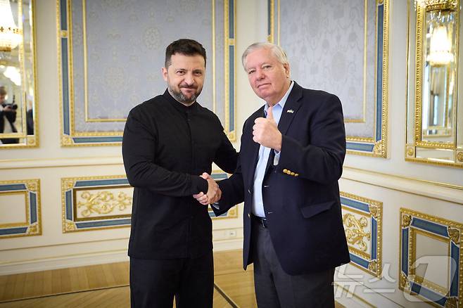볼로디미르 젤렌스키 우크라이나 대통령(왼쪽)과 린지 그레이엄 미 상원의원이 우크라이나 키이우에서 만나 러시아 제재안에 대해 논의를 나눴다. 2025.05.30 ⓒ 로이터=뉴스1 ⓒ News1 정지윤 기자