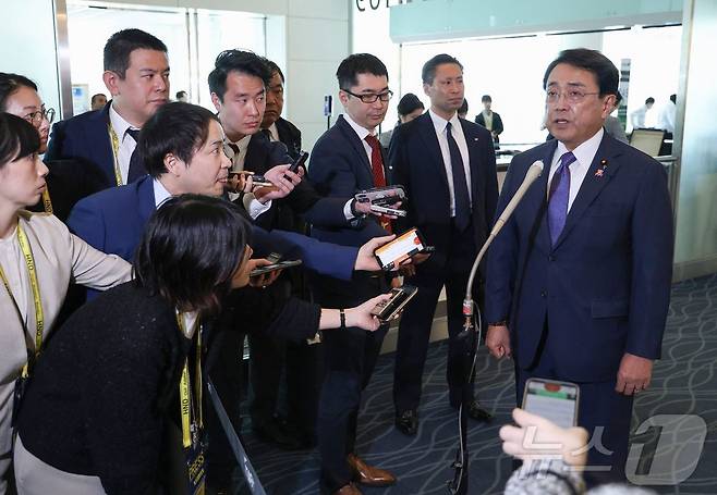 미국과 2차 관세 협상을 위해 미국 워싱턴DC로 향하는 아카자와 료세이 일본 경제재생상이 30일 도쿄 하네다 공항에서 기자들에게 답변하고 있다. 2025.04.30 ⓒ AFP=뉴스1 ⓒ News1 정지윤 기자