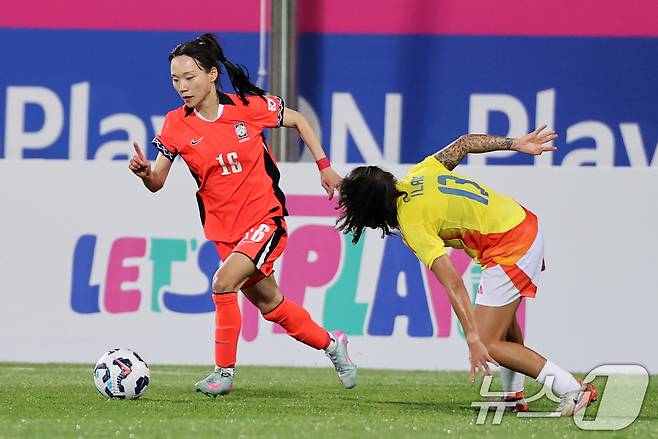 30일 오후 인천시 남동구 남동아시아드럭비경기장에서 열린 쿠팡플레이 초청 여자축구 국가대표팀 친선경기 대한민국과 콜롬비아의 경기에서 대한민국 장슬기가 드리블 돌파하고 있다. 2025.5.30/뉴스1 ⓒ News1 이승배 기자
