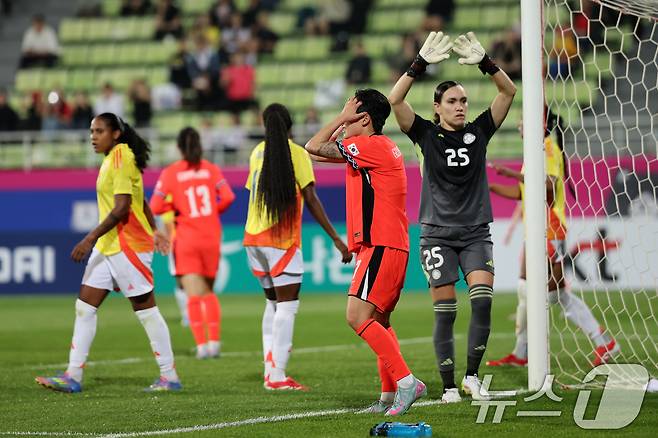 30일 오후 인천시 남동구 남동아시아드럭비경기장에서 열린 쿠팡플레이 초청 여자축구 국가대표팀 친선경기 대한민국과 콜롬비아의 경기에서 대한민국 이금민이 헤딩을 실패하고 아쉬워하고 있다. 2025.5.30/뉴스1 ⓒ News1 이승배 기자