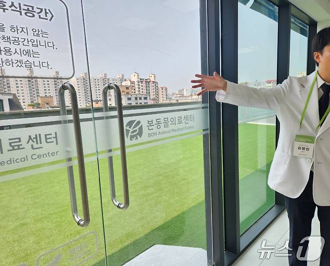 4층에 마련된 휴식 공간인 잔디놀이터 ⓒ 뉴스1 한송아 기자