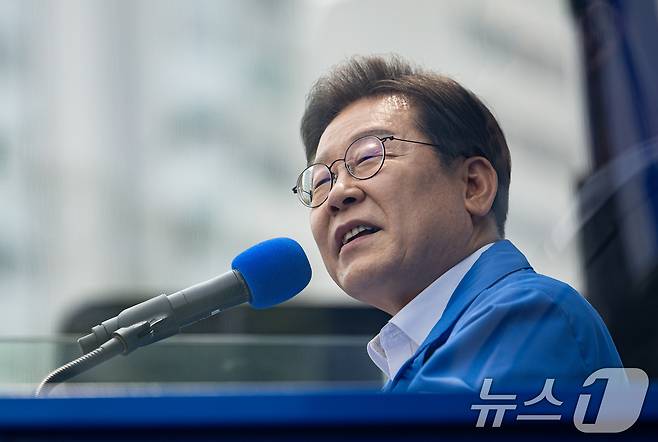 이재명 더불어민주당 대통령 후보가 31일 오후 경기도 평택시 배다리생태공원에서 시민들에게 지지를 호소하고 있다. 2025.5.31/뉴스1 ⓒ News1 이재명 기자
