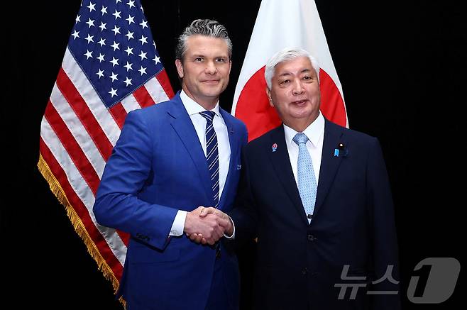 31일(현지시간) 피트 헤그세스 미국 국방장관과 나카타니 겐 일본 방위상이 싱가포르에서 열린 제22차 아시아안보회의(샹그릴라 대화)를 계기로 만나 악수하고 있다. 2025.05.31 ⓒ 로이터=뉴스1 ⓒ News1 김지완 기자