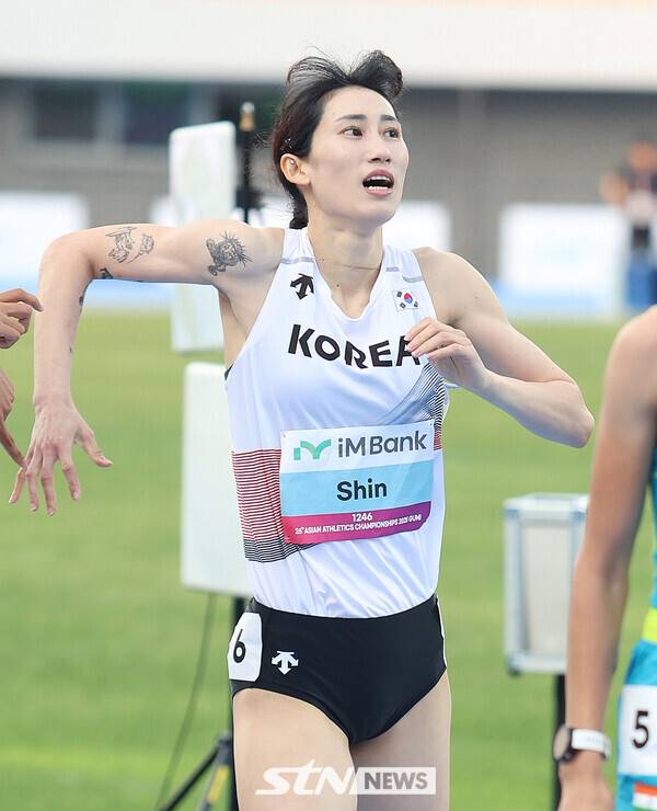 30일 경북 구미시민운동장에서 열린 '2025 구미아시아육상선수권대회' 여자 800m 출전한 신소망(나주시청)이 결승선을 통과하고 있다. 사진┃강명호 기자