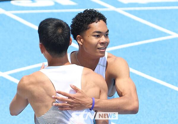 30일 경북 구미시민운동장에서 열린 '2025 구미아시아육상선수권대회'에 출전한 남자 계주 400m 대표팀의 나마디 조엘진(예천군청)이 동료와 서로 격려하고 있다. 사진┃강명호 기자