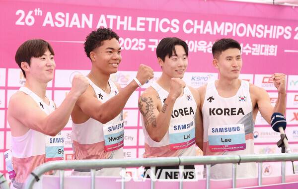 230일 경북 구미시민운동장에서 열린 '2025 구미아시아육상선수권대회'에 출전한 서민준(서천군청), 나마디 조엘진(예천군청), 이재성(광주시청), 이준혁(국군체육부대)의 남자 계주 400m 대표팀이 주먹을 불끈 쥐며 파이팅을 외치고 있다. 사진┃강명호 기자
