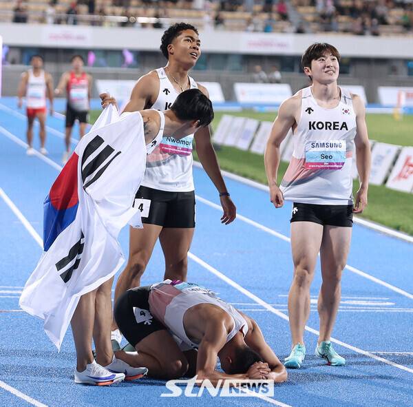 31일 오후 경북 구미시민운동장에서 열린 대회 남자 400m 계주 결선에 출전해 38초49를 작성해 대회 사상 첫 금메달을 획득한 남자 400m 계주 대표팀이 태극기 세레모니를 펼치고 있다. 사진┃강명호 기자