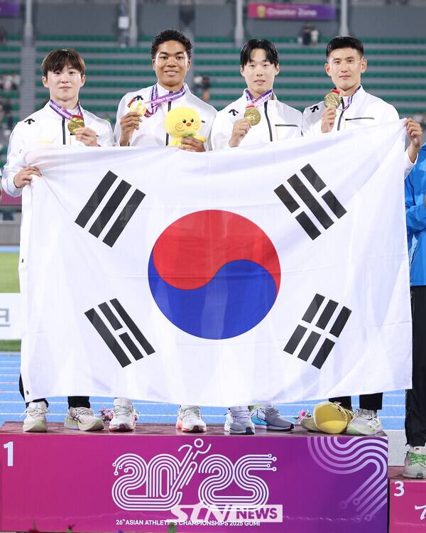 31일 오후 경북 구미시민운동장에서 열린 대회 남자 400m 계주 결선에 출전해 사상 처음 금메달을 획득한 남자 400m 계주팀이 시상대에서 금메달을 목에 걸고 우승 세레모니를 펼치고 있다. 사진┃강명호 기자
