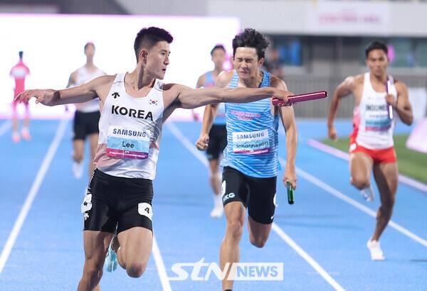 31일 오후 경북 구미시민운동장에서 열린 대회 남자 400m 계주 결선에 출전해 38초49를 작성해 대회 사상 첫 금메달을 획득한 남자 400m 계주 대표팀 마지막 주자 이준혁이 결승선을 통과하고 있다. 사진┃강명호 기자