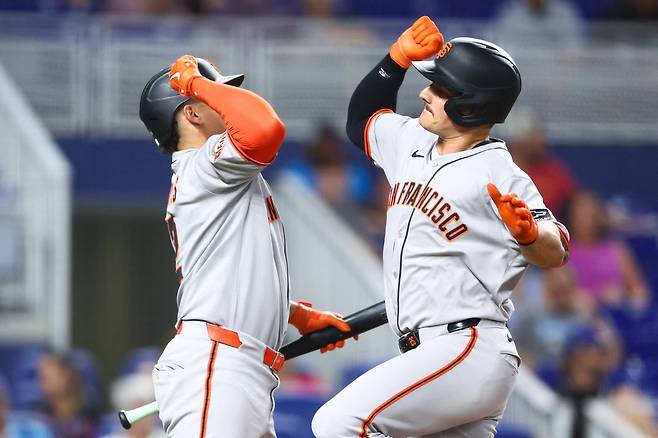 샌프란시스코 자이언츠 4번타자 매트 채프먼(오른쪽)이 31일 마이애미와의 원정경기에서 1-0으로 앞선 4회초 선두타자로 나와 솔로홈런을 친 뒤 윌리 아다메스와 하이파이브를 하고 있다. <저작권자(c) 연합뉴스, 무단 전재-재배포, AI 학습 및 활용 금지>